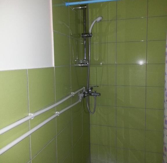 اتاق ساده سه نفره, Motel Le Village