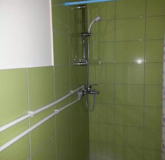 اتاق ساده سه‌ نفره, Motel Le Village