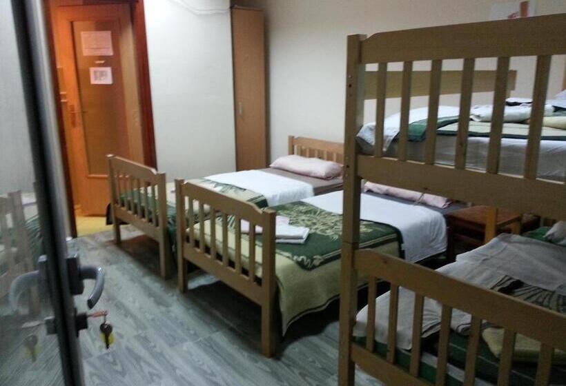 اتاق ساده سه نفره, Motel Le Village