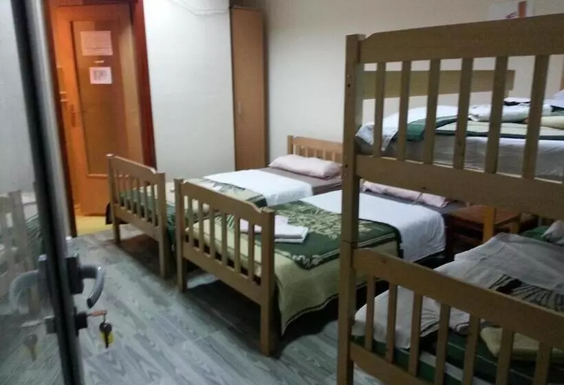 اتاق ساده سه‌ نفره, Motel Le Village