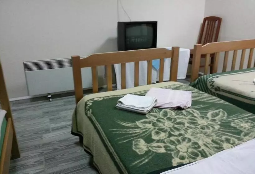 اتاق ساده سه‌ نفره, Motel Le Village