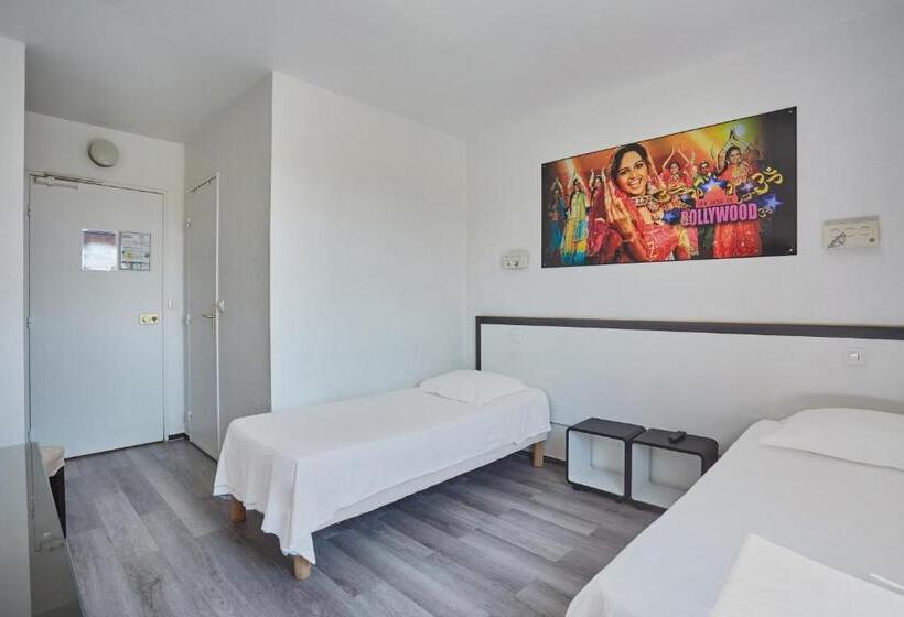 Номер Стандарт, Hôtel Cinépole   Proche Paris