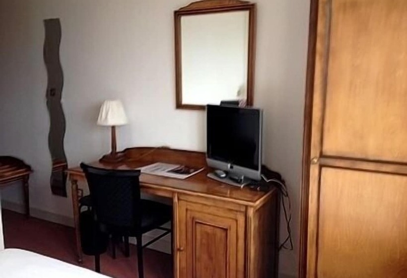 غرفة قياسية ثلاثية, Hôtel Le Prieuré