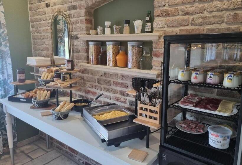 غرفة قياسية ثلاثية, Hôtel Le Prieuré