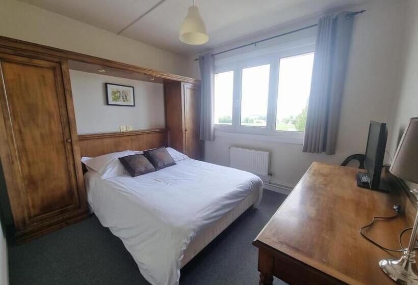 جناح جونيور عائلى, Hôtel Le Prieuré