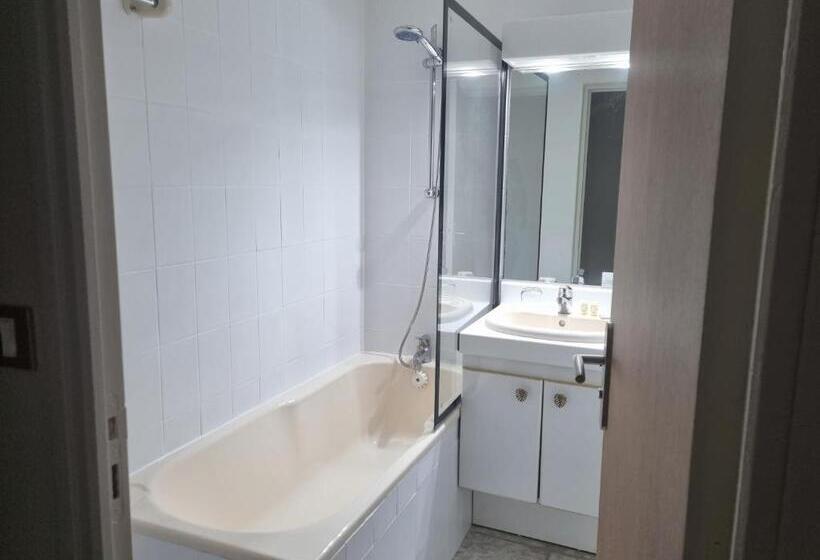 جناح جونيور عائلى, Hôtel Le Prieuré