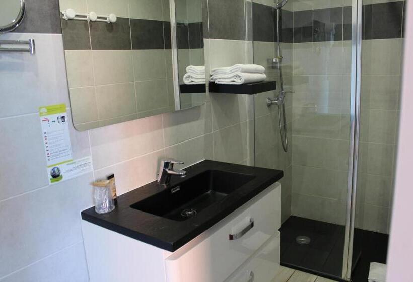 غرفة قياسية ثلاثية, L Hacienda