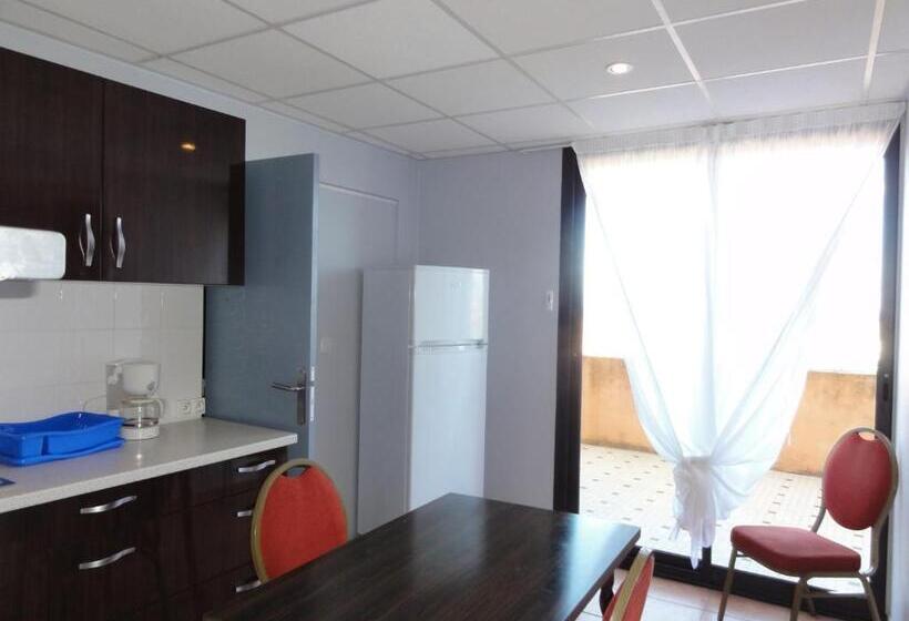 شقة غرفة واحدة, L Hacienda