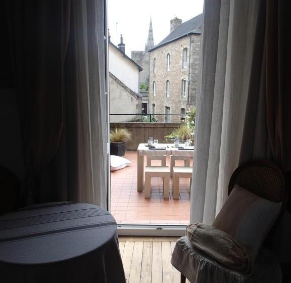 غرفة قياسية, La Demeure