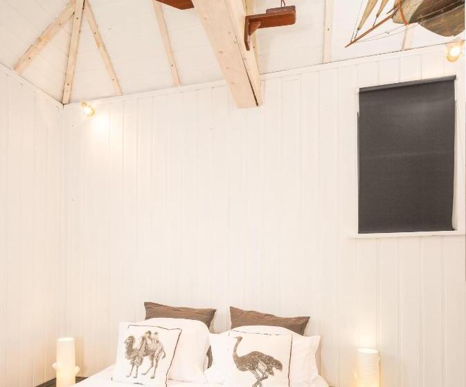 غرفة قياسية, La Demeure