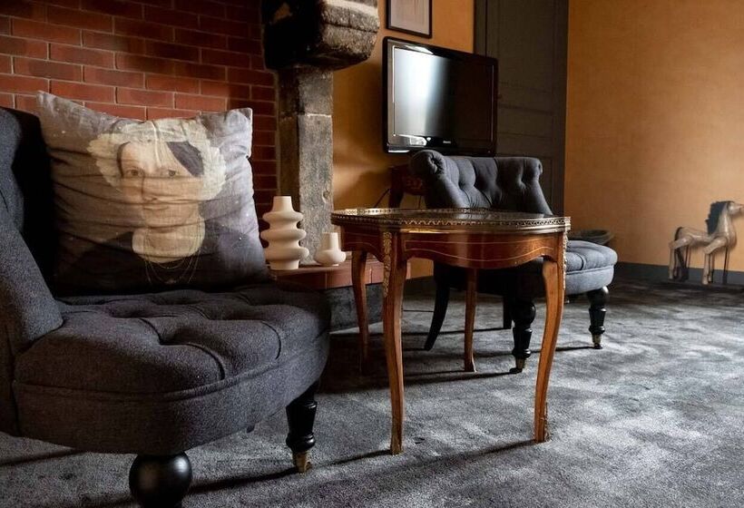 غرفة قياسية, La Demeure