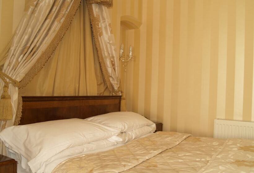 غرفة عائلية, Normanhurst