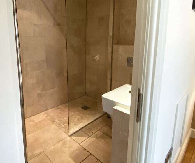 חדר סטנדרט, The Old House At Home