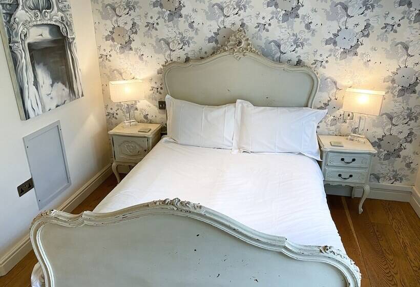 חדר סטנדרט, The Old House At Home