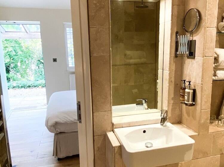 חדר סטנדרט, The Old House At Home