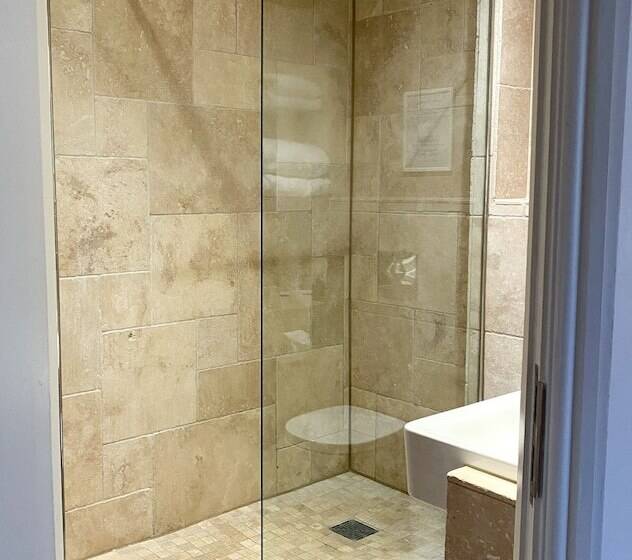 חדר סטנדרט, The Old House At Home