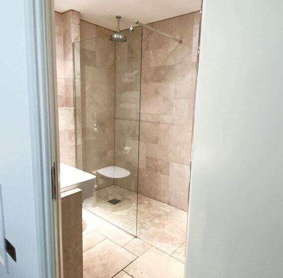 غرفة قياسية, The Old House At Home