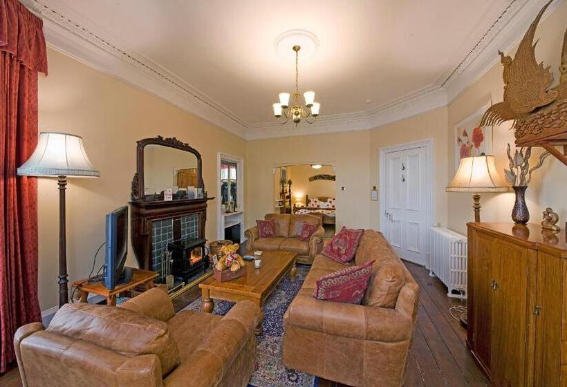 سوئیت با تخت بزرگ, Knap Guest House