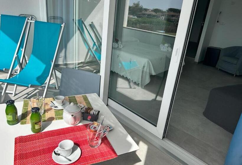 غرفة قياسية مطلّة علي البحر مزوَّدة بشُرفة, Rooms, Affittacamere Maksim