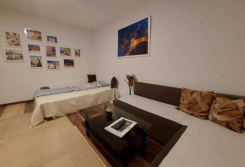 اتاق لوکس, Pandora S Place