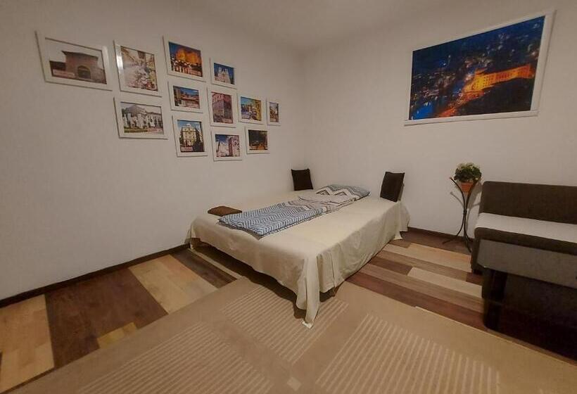 اتاق لوکس, Pandora S Place