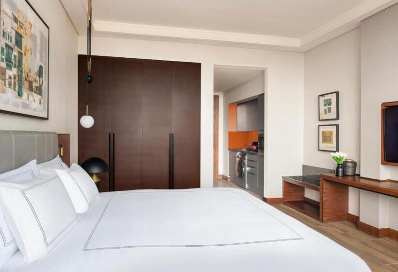 带大床的标准工作室, Swissotel Living Jeddah