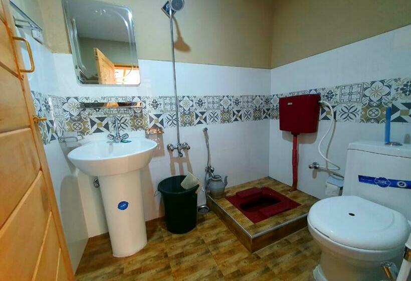 اتاق لوکس, Hikk Inn