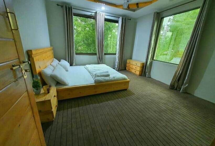 اتاق لوکس, Hikk Inn