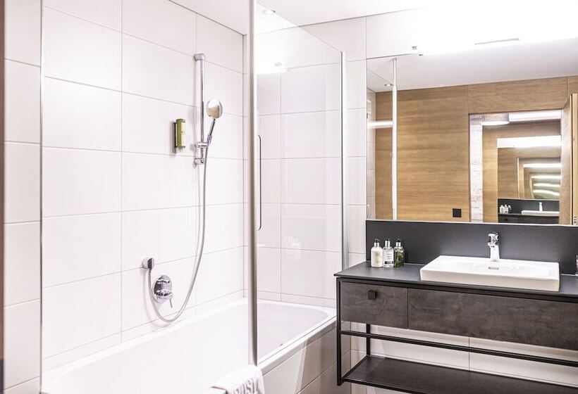 جناح جونيور, Alpen Hotel Post