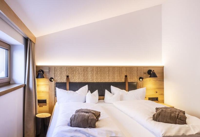 جناح جونيور, Alpen Hotel Post