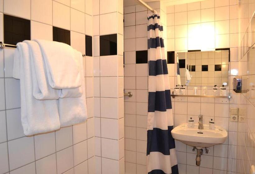 Четырехместный Номер Стандарт, Beez