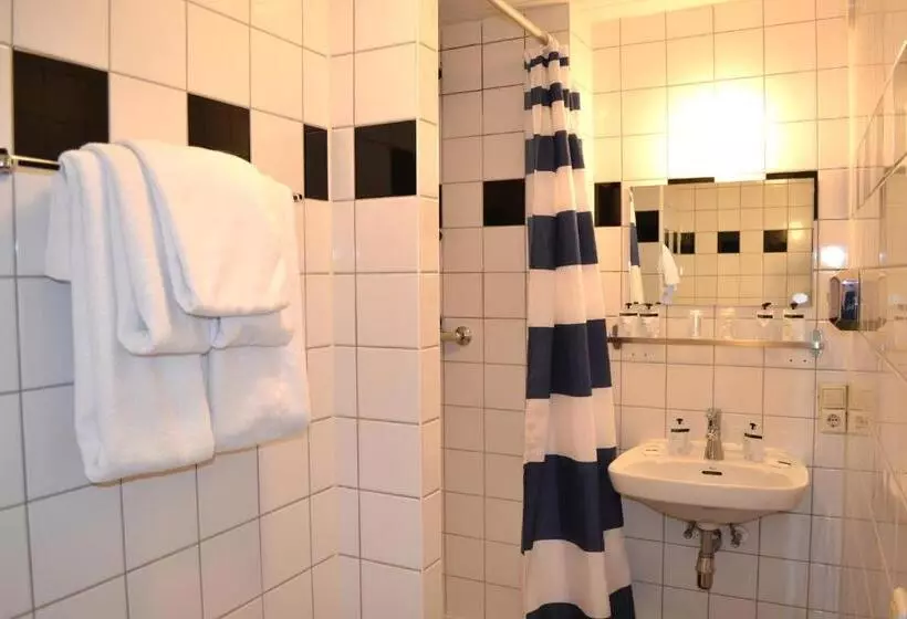 Standard Neljän Hengen Huone, Beez