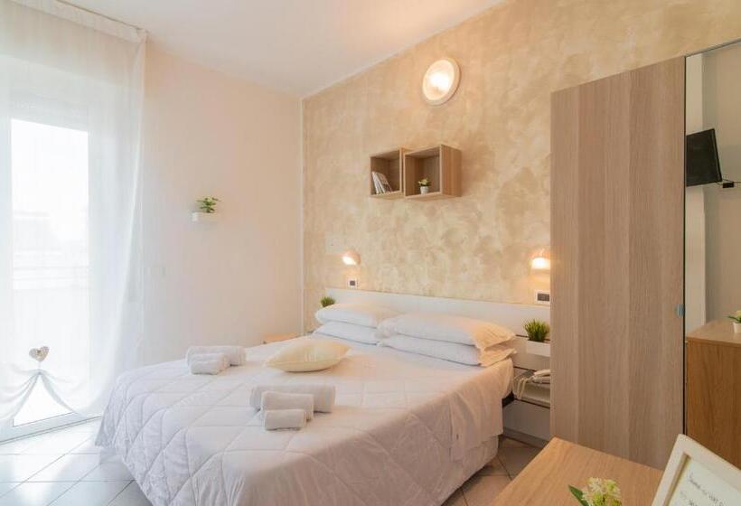 اتاق استاندارد با بالکن, John