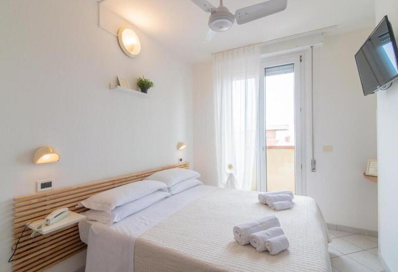 اتاق استاندارد با بالکن, John