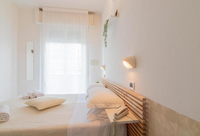 اتاق استاندارد با بالکن, John