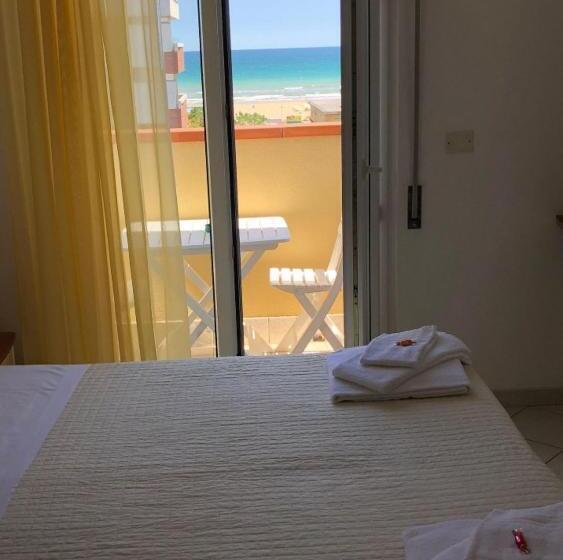 اتاق استاندارد با بالکن, John