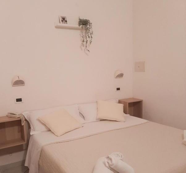 اتاق استاندارد با بالکن, John