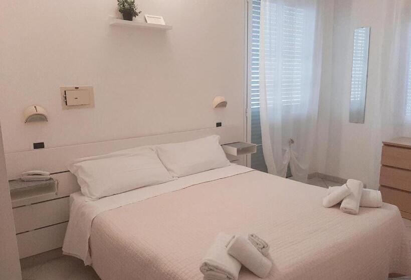 اتاق استاندارد سه نفره, John