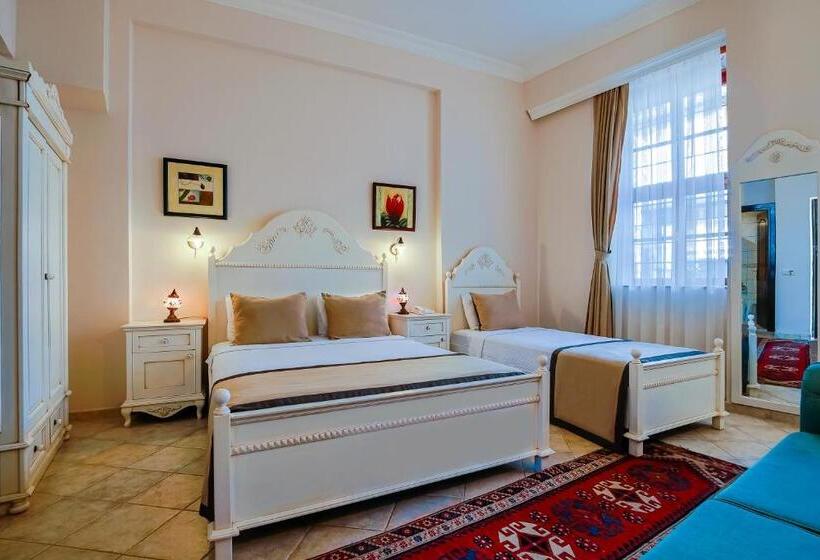 Camera Tripla Standard, La Paloma