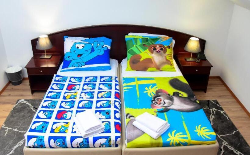 חדר סטנדרט לשלושה, Meridijan16