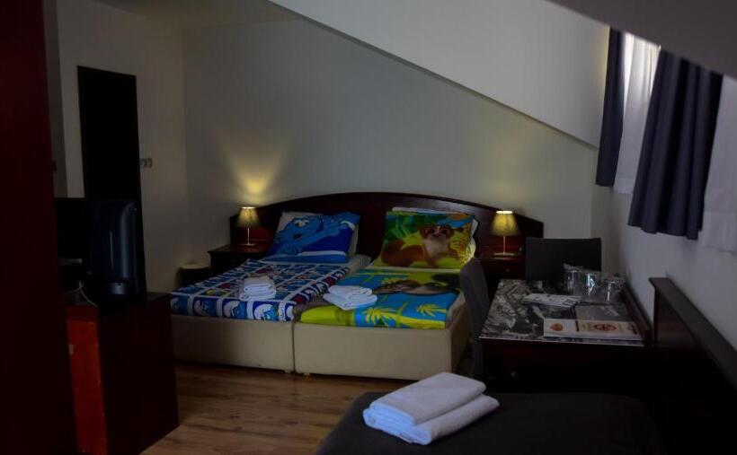 חדר סטנדרט לשלושה, Meridijan16