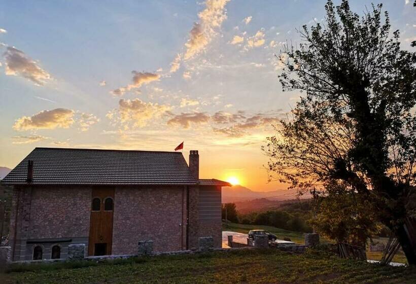 غرفة قياسية مطلة على الجبل, Bujtina Celiku