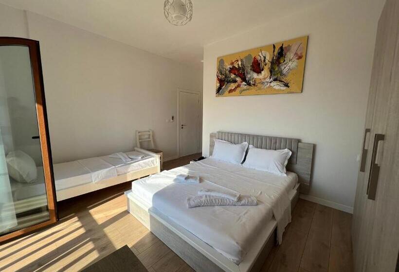 غرفة قياسية ثلاثية مزودة بشرفة, Bujtina Celiku