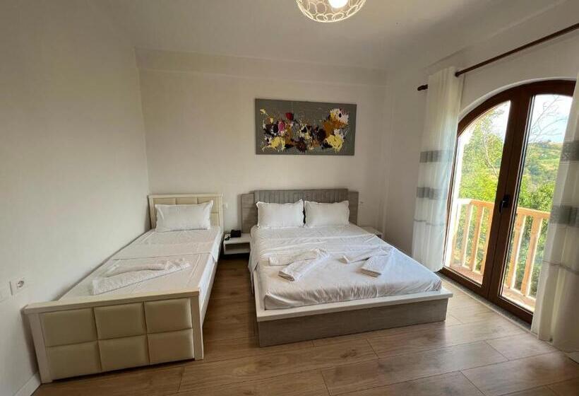 غرفة قياسية رباعية مزودة بشُرفة, Bujtina Celiku