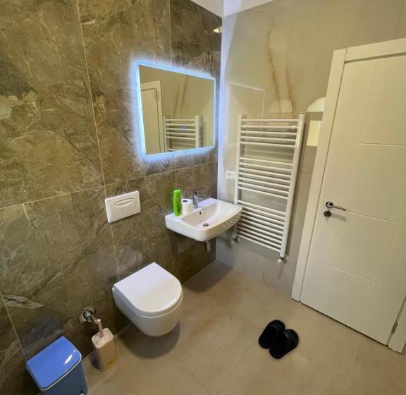 غرفة قياسية رباعية مزودة بشُرفة, Bujtina Celiku