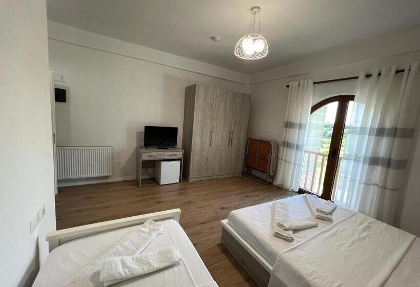 غرفة قياسية رباعية مزودة بشُرفة, Bujtina Celiku