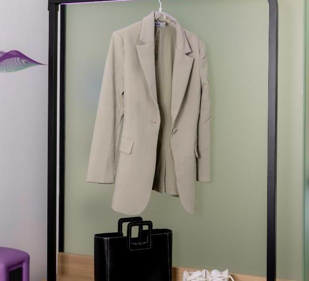 جناح جونيور, Yotel Miami