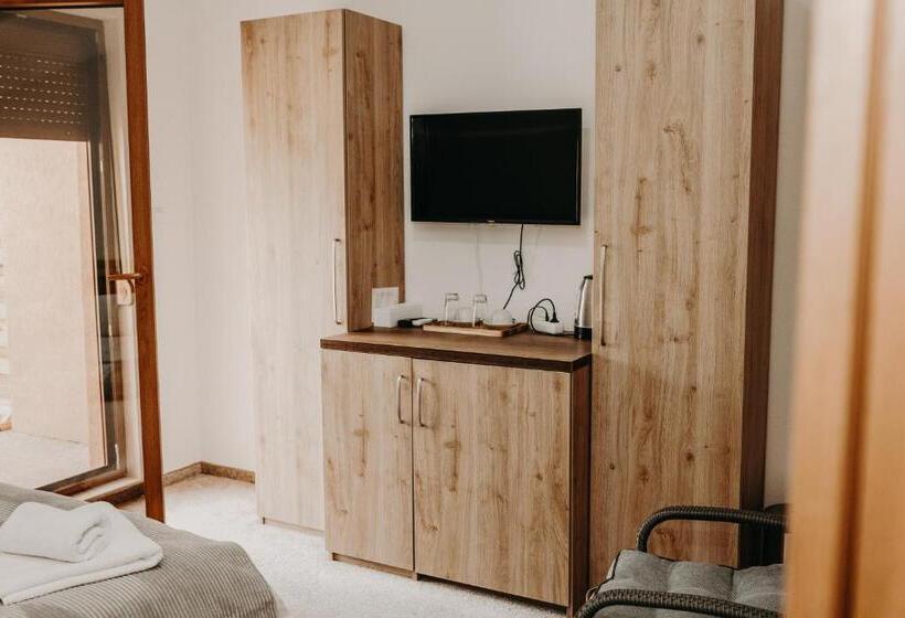 اتاق لوکس با بالکن, Noor Konjic