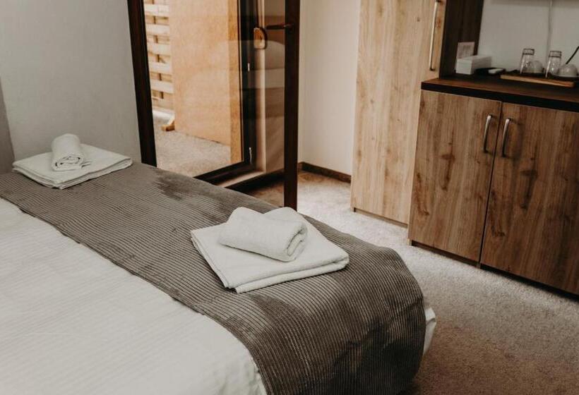 اتاق لوکس با بالکن, Noor Konjic