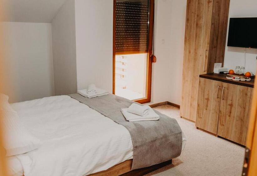 اتاق لوکس با بالکن, Noor Konjic